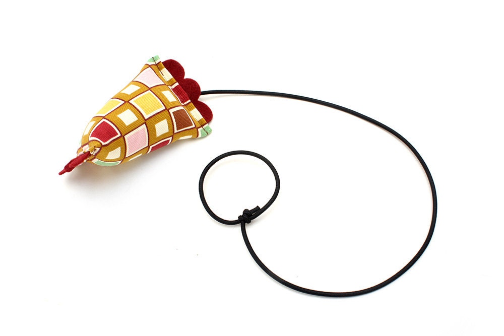 DoorShaker Door-hanging Catnip Rattle Toy for Cats (Taffy Squares)