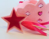 eco friendly double star lyra felt wand in your choice of colors with ribbon. pair with a crown for birthday party or pretend play fun.