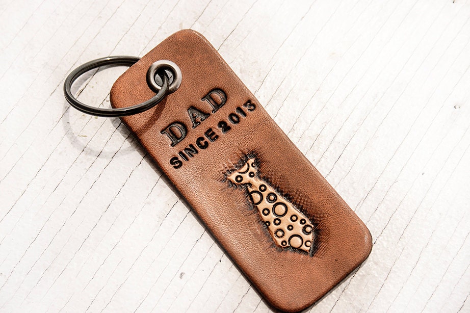 DAD leather key chain - Add date of becoming a Dad - Perfect for Fathers Day - Key fob, key ring