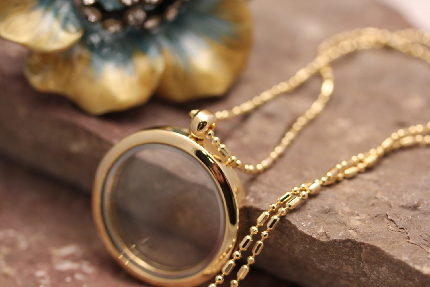 GLASS MEMORY LOCKETs for floating charms - Locket Necklace - magnetic closure Gold plain large CIRCLE 30mm round - exciting new addition