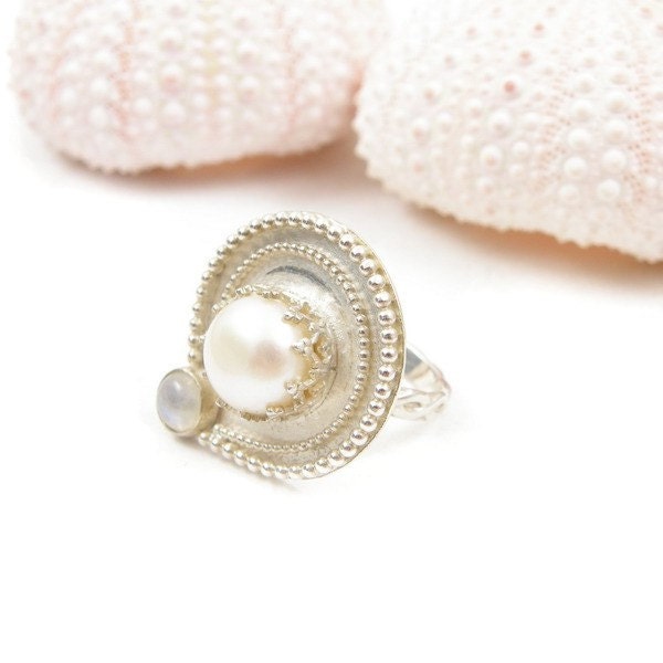 Silver metalwork ring, white peral, romantic, wedding ring
