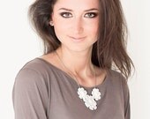 Necklace with white leather flowers