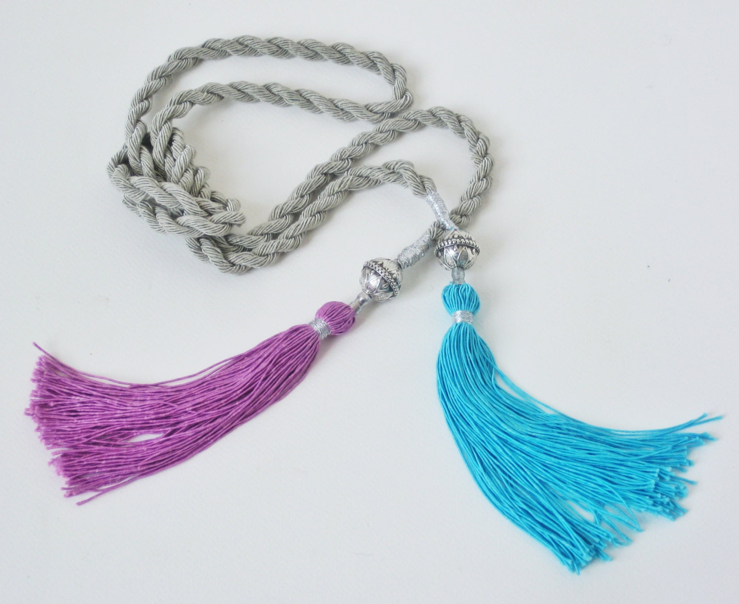 Zijden ketting met kwasten TWO TO TANGO, lichtgrijs-cyclaam-turquoise.