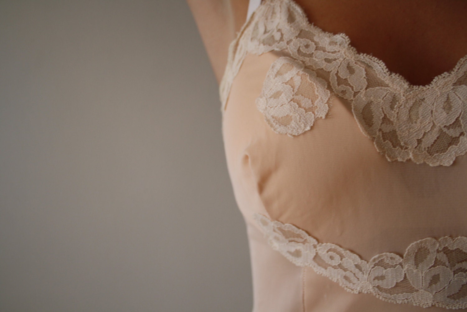 vintage 1960s peach full slip / lingerie nightgown / satin lace / pin up bombshell 60s