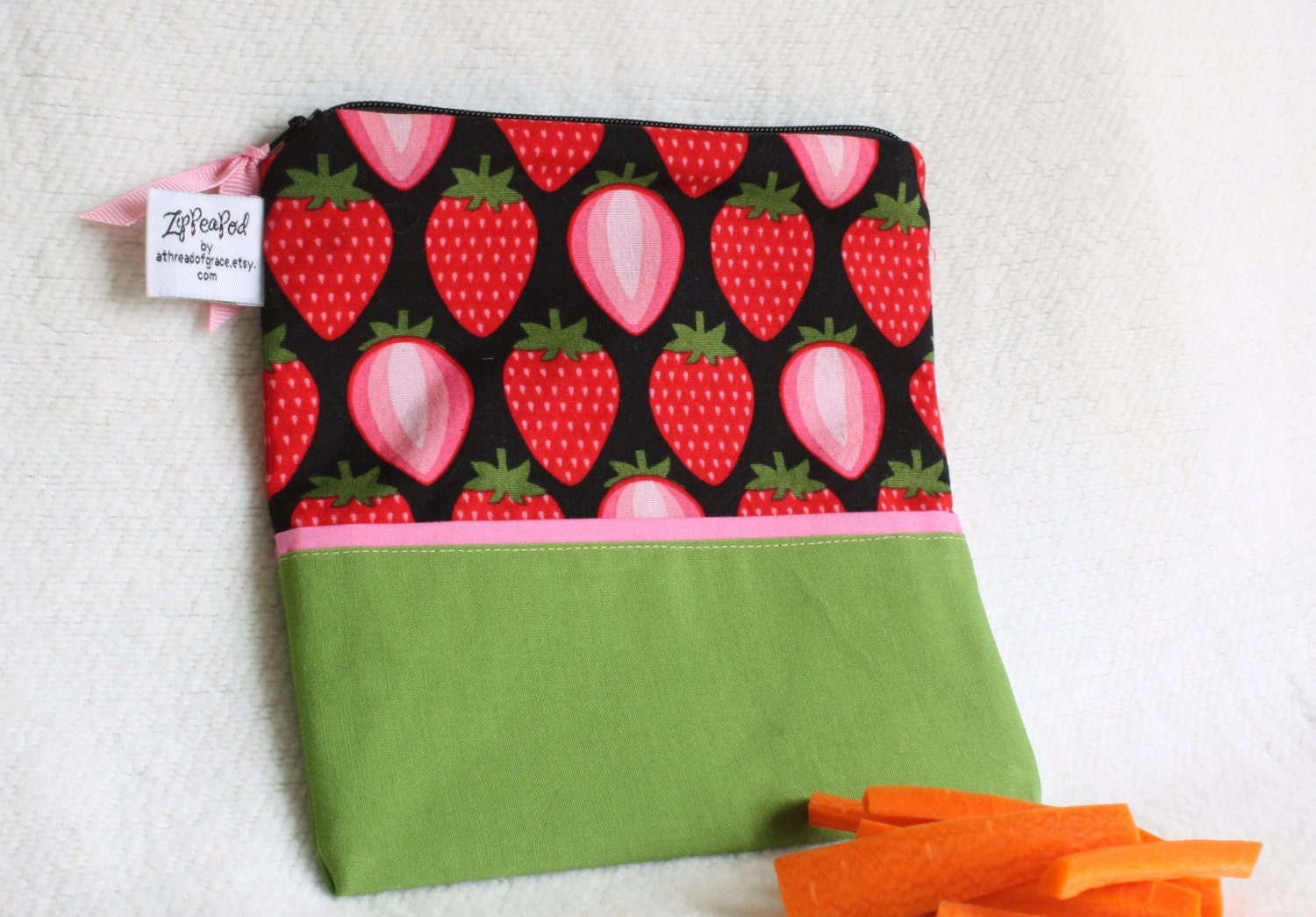 Reusable Snack Bag / Sandwich Sack, Strawberries - 7.5" x 7.5"- Nylon lined, Zippered, Reusable, Machine Washable