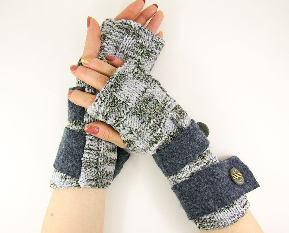 Knit fingerless gloves fingerless mittens arm warmers arm cuffs grey ice blue denim retro vintage buttons felt straps unisex tagt team