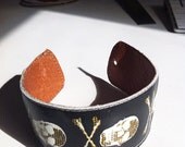 Cuff / Wristlet / Bracelet in printed leather with skull and cross bones