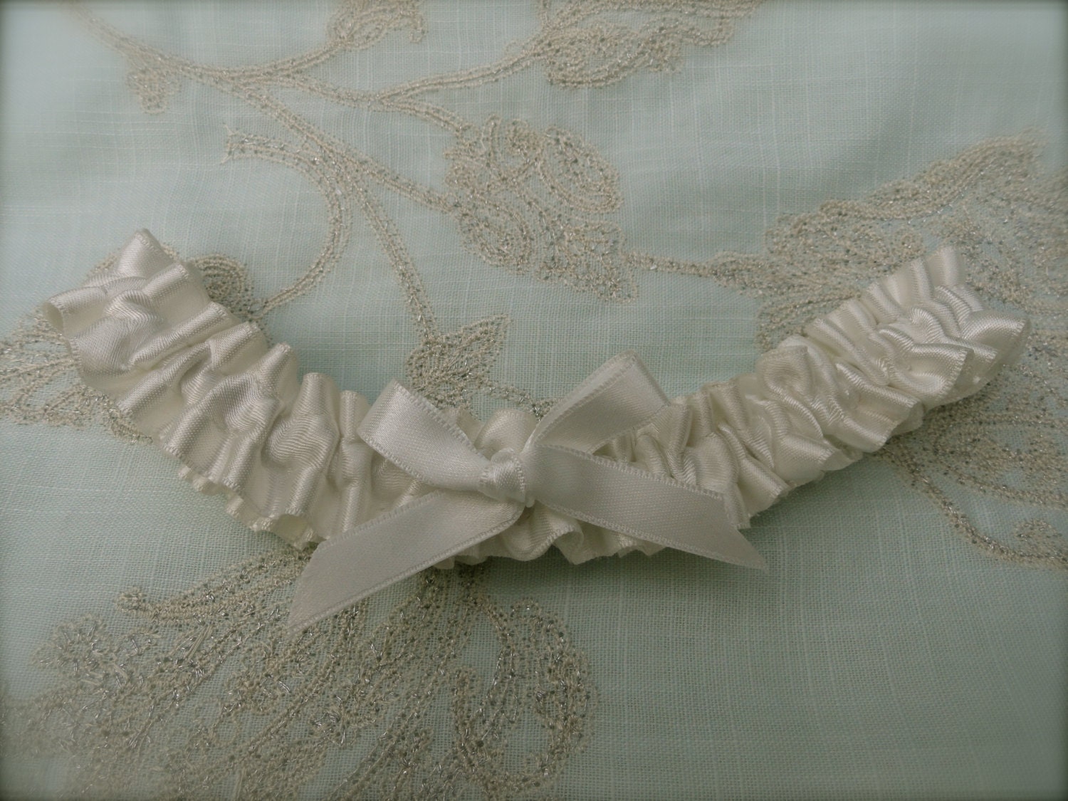 Simple Ivory bridal garter - wedding toss garter