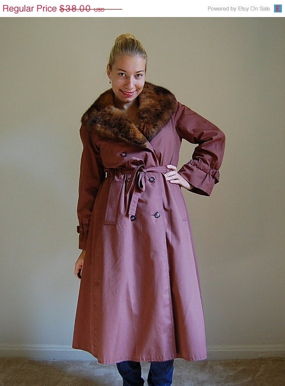 25 % OFF SALE 1970s Fox fur collar trench coat