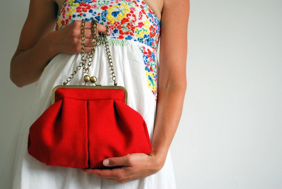 red purse. kisslock purse. kisslock mini bag. red bag. metal frame purse. clutch purse