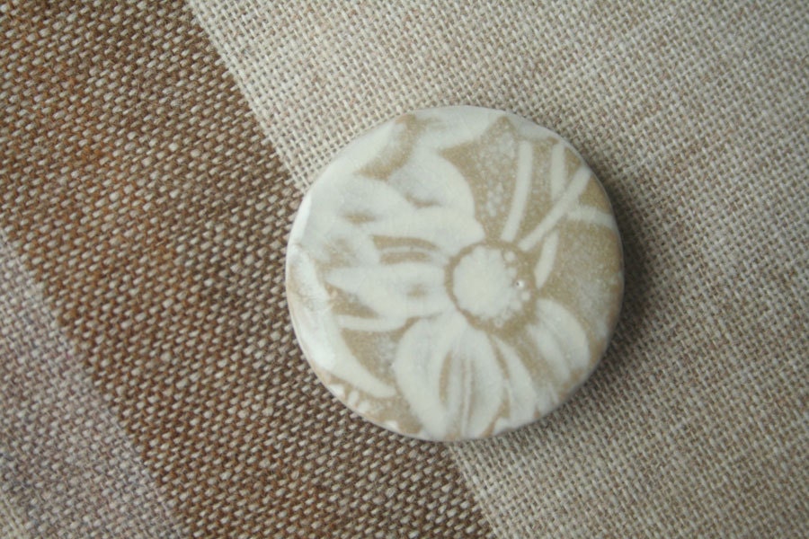 Brooch or badge with Australian flannel flower design - ceramic white and tan