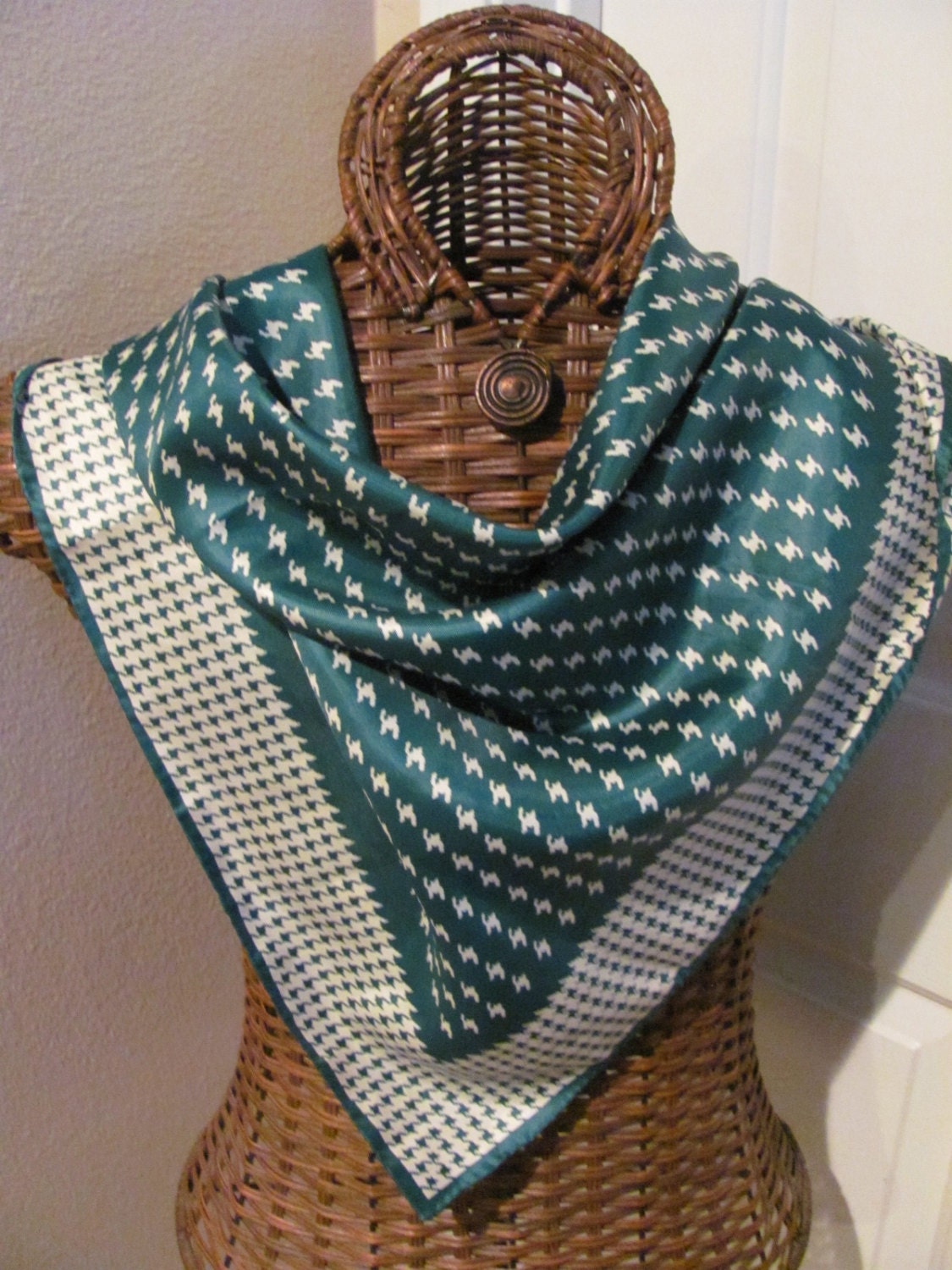 Lovely Green White Houndstooth Acetate Scarf - 27 x 27 Square