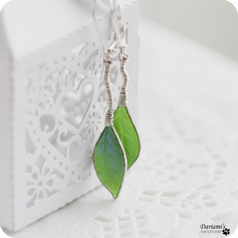 Dangle earrings - Spring green leaves