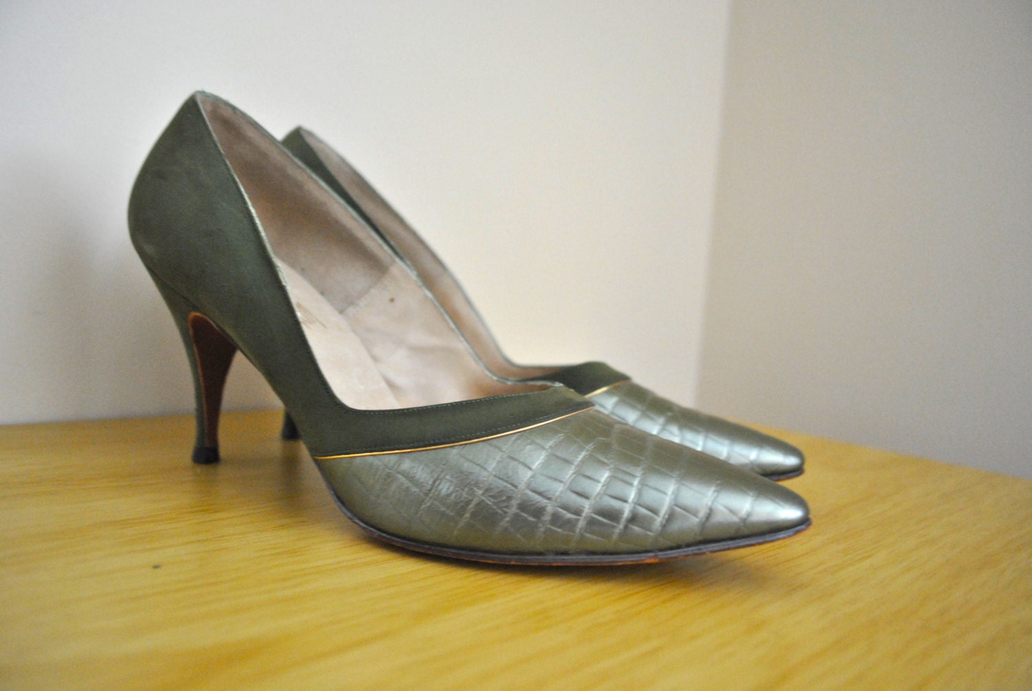 Olive ya Green Pumps - Size 6.5 Narrow Olive Green Shoes - 80s Kalmon Shoes