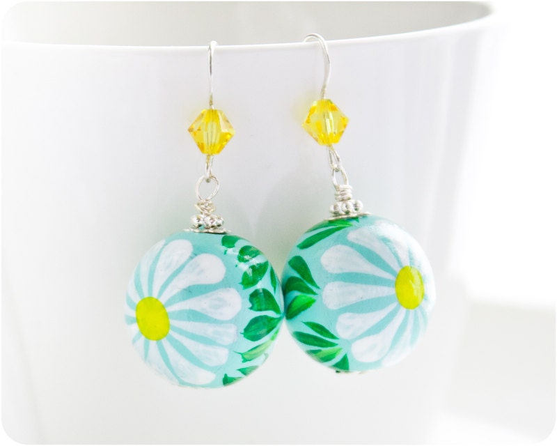 White Chamomile earrings. Hand Painted Jewelry. Mint Green Flower Earrings. Beaded Earrings. Floral fashion. Bright colors