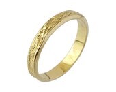 Mens Wood Grain Matte Wedding Band in 14k Yellow Gold