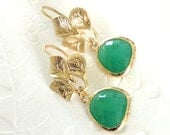 Dangle earrings Spring fashion Preppy jewelry Matt gold 3 leafs with green glass drop, Bridesmaid gift, Office  fashion