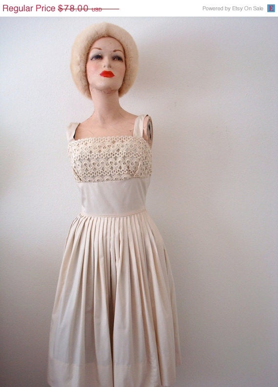 SALE- 1950s Dress / Bombshell Style Party Dress with Lace Shelf Bust / elegant in ecru