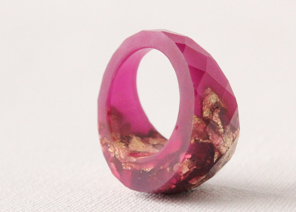 intense magenta round faceted eco resin cocktail ring featuring gold leaf flakes - size 6.5 - RosellaResin