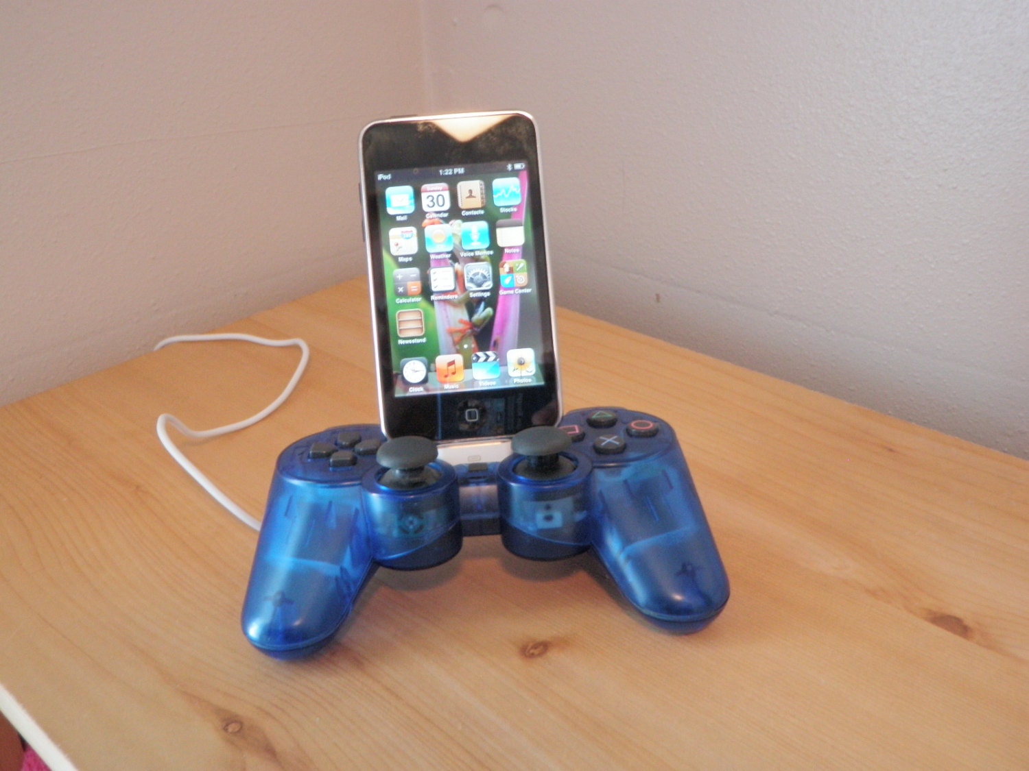 Sony Playstation controller Ipod or Iphone charger dock USB Translucent Blue