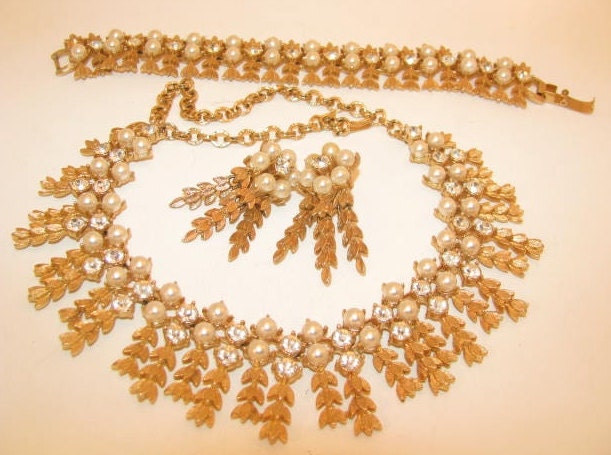 Sarah Coventry Royal Highness Parure Gold Leaf Pearl Rhinestone Necklace Bracelet Earrings