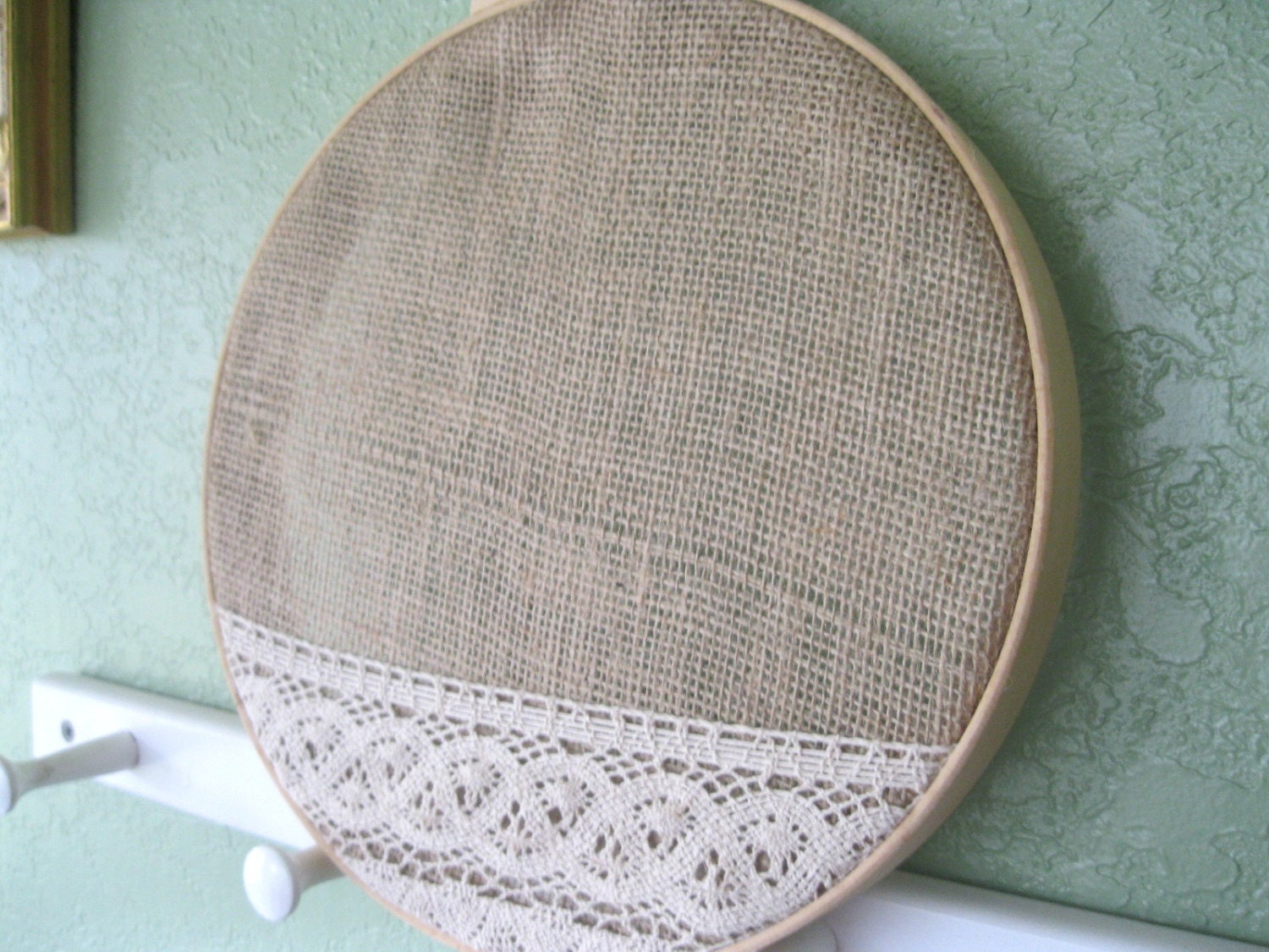 Natural Burlap Earring Organizer : Embroidery Hoop with Burlap and White Crochet Lace - Shabby Chic Organizer Wall Hanging