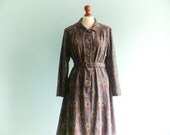 Vinatge paisley print day dress / shirtdress / dark blue violet / multicolor / long sleeves / medium