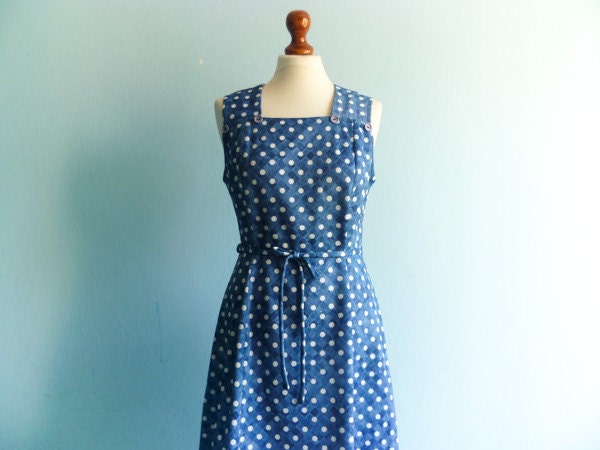 Vintage 70s day dress / blue / white polka dot / sleeveless / midi length / small medium