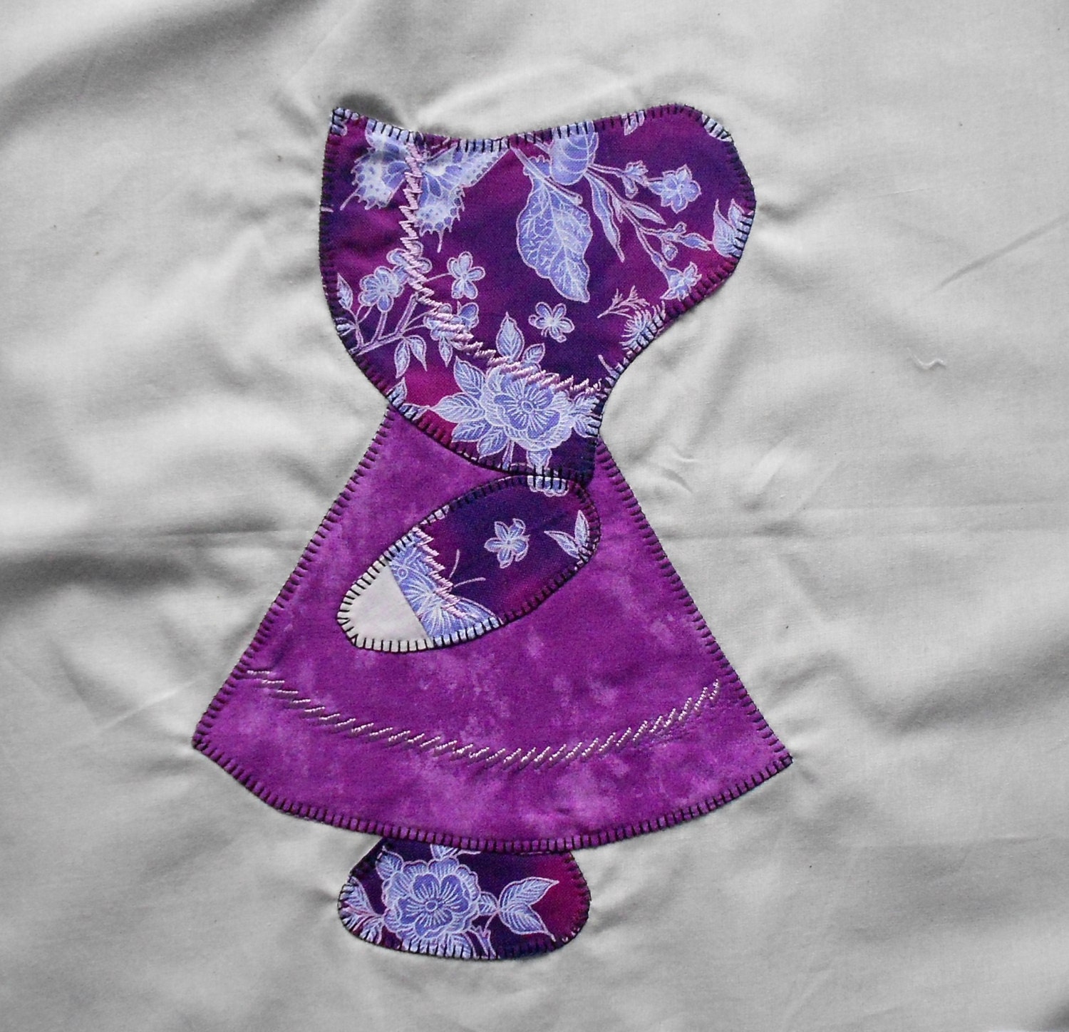 Beautiful Applique & Embroidered SUNBONNET SUE 12" Quilt Block Square No. 33