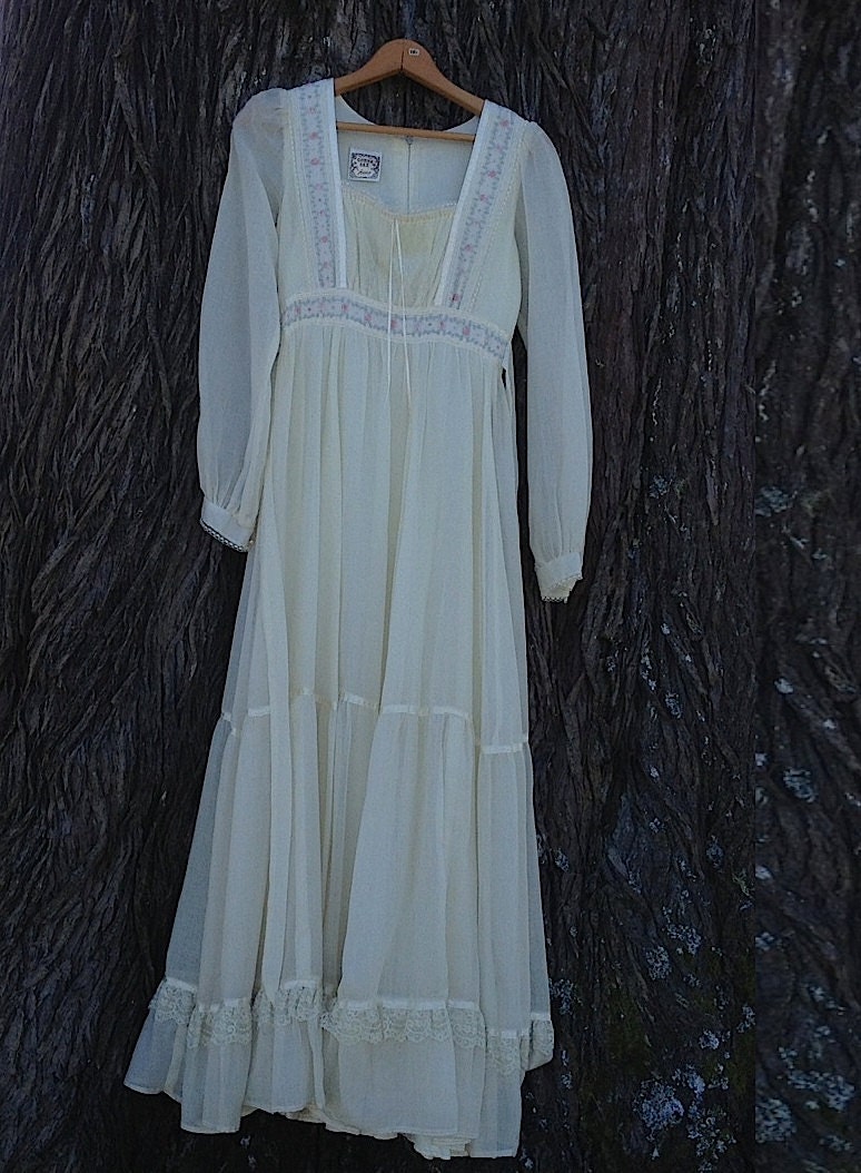 rustic prairie boho gypsy shabby bride vintage gown gunne sax 70s cream romantic meadows grassland wedding dress