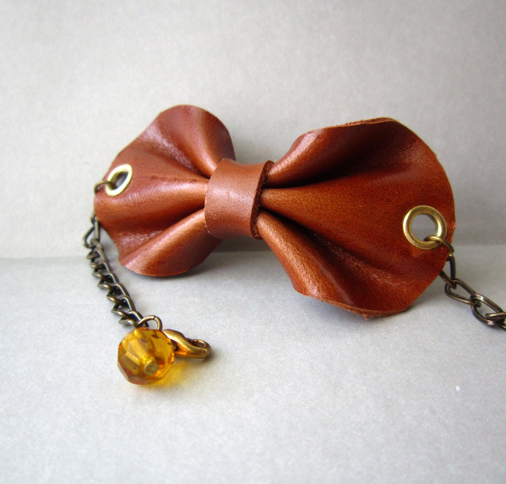 Tan leather bow bracelet cuff - Leather bow chain bracelet - Brown leather cuff - Cute bow bracelet - Leather bow accessory