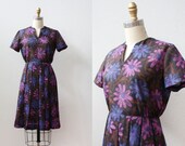 1960s dress / DAISY Print Dress / Back Buttons and Pleats / XS