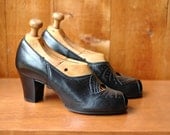 vintage 1940s shoes / 40s black leather heels / size 6
