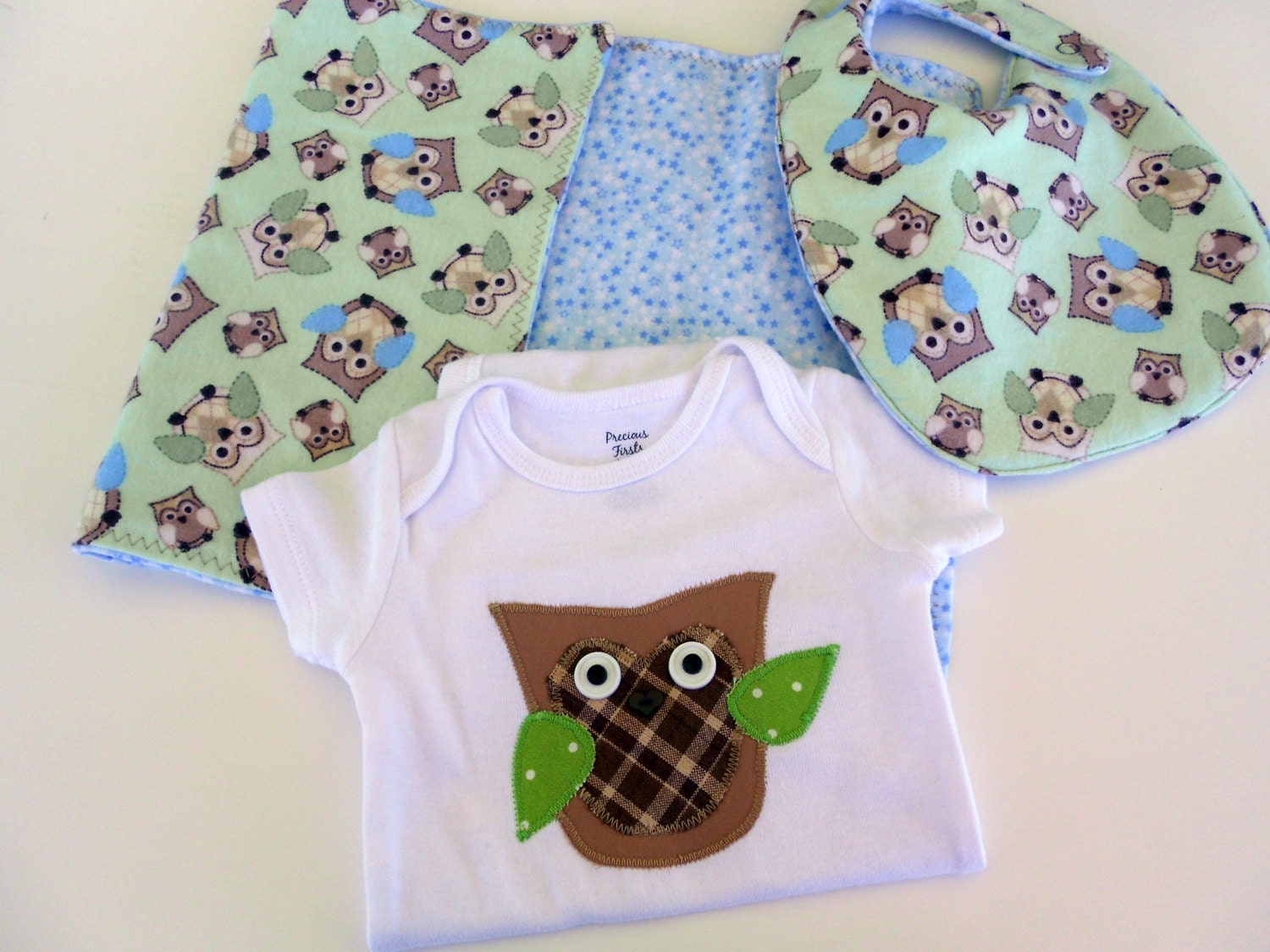 Free USA shipping, Appliqued Owl onesie, bib & burp cloth set, Applique owl, owl baby shower, baby boy gift, newborn owl set for boys