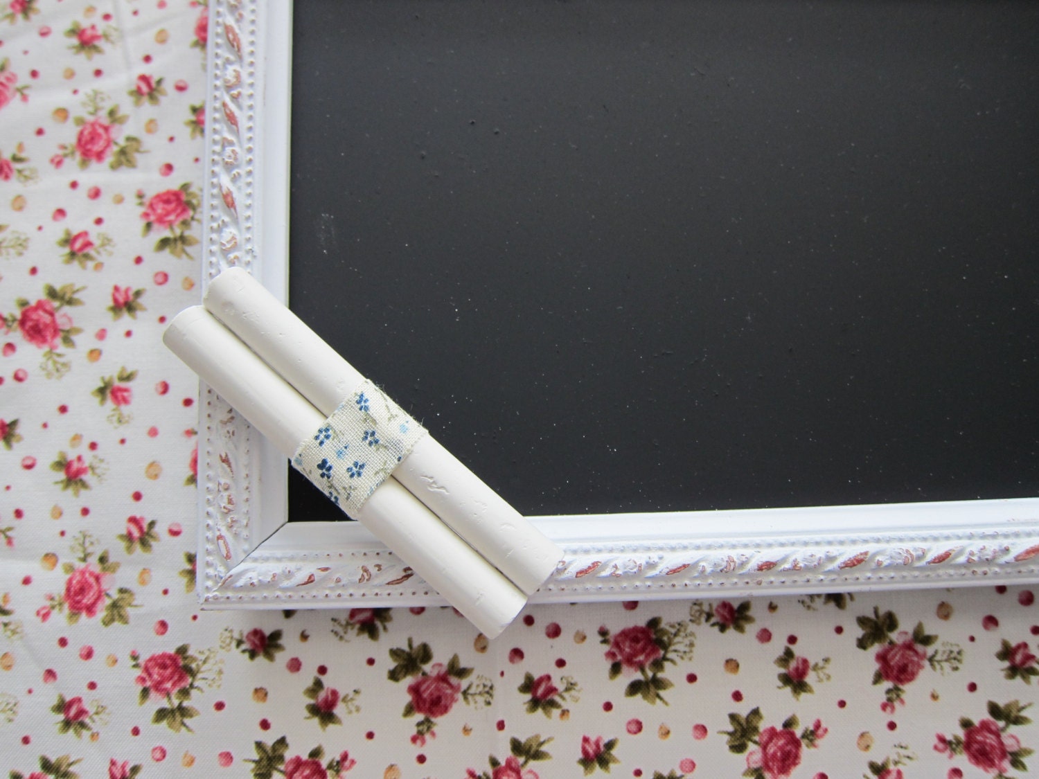 Shabby chic white chalkboard frame: distressed pattern (comes with 2 pieces of chalk)