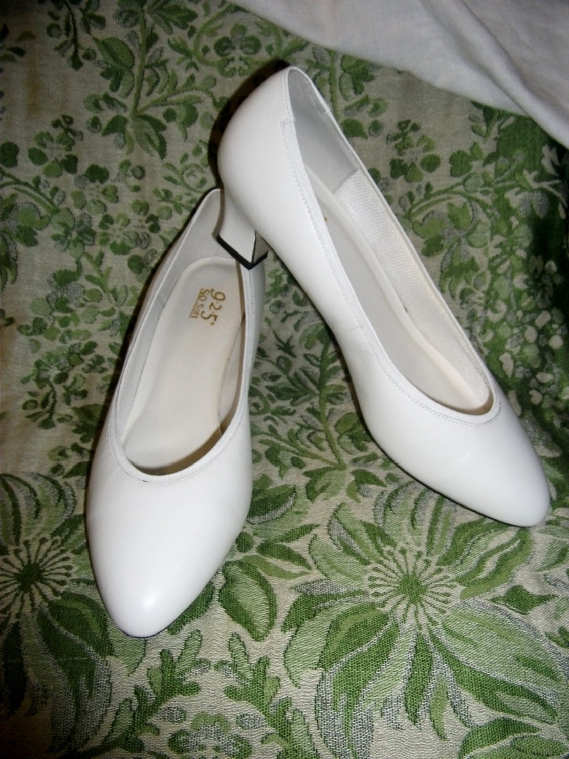 Vintage Ladies Leather Pumps 2 1/2" heel Size 9.5 Only 8 USD