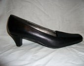 Vintage Ladies leather Naturalizer Pumps 2" Heel Size 8 N Only 8 USD