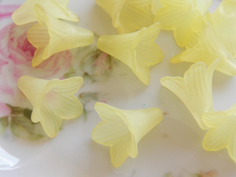 21mm Frosted Pale Yellow Acrylic Long Elegant Trumpet Flower Beads, 8 PC (C16)