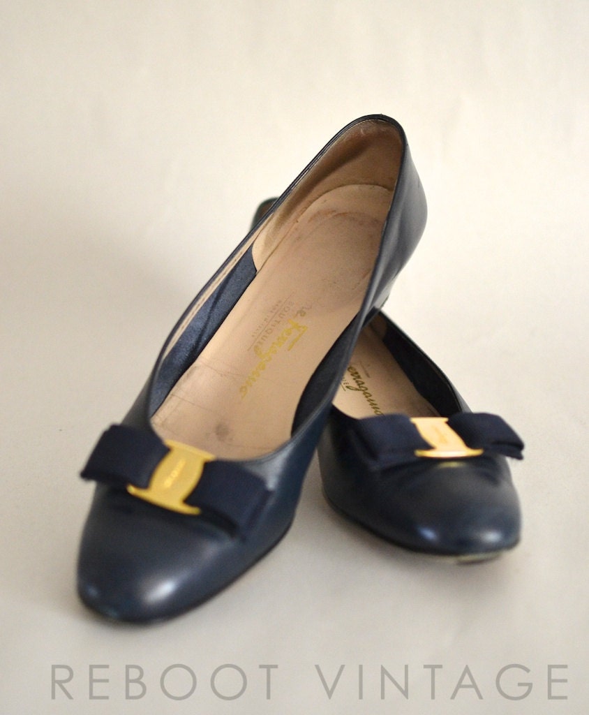 9  / Salvatore Ferragamo Navy Leather Vara Bow Pumps - Vintage Classic 9.5 AA