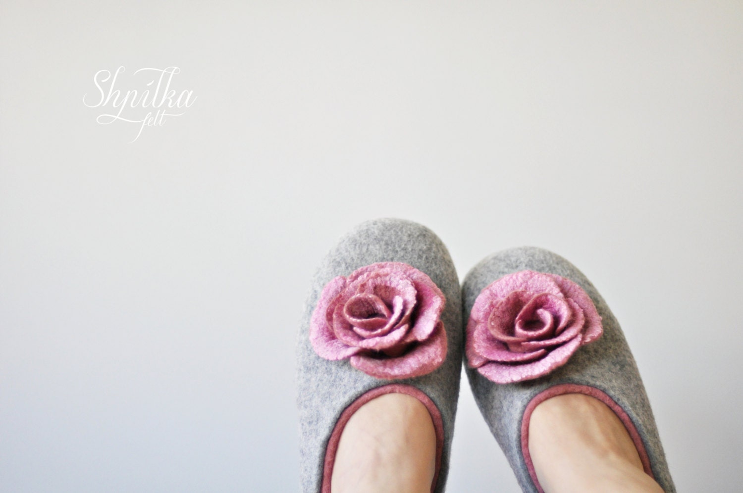 Felted slippers for women - Gray & Soft Pink - Made to order - Wool shoes / Silk flowers / Handmade home shoes / Spring trend