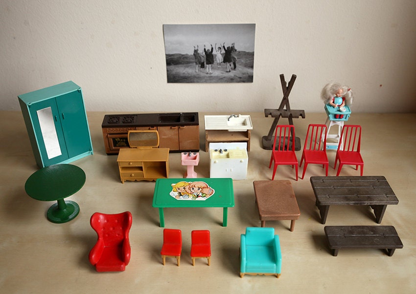 Vintage job lot: Doll house furniture- 20 items