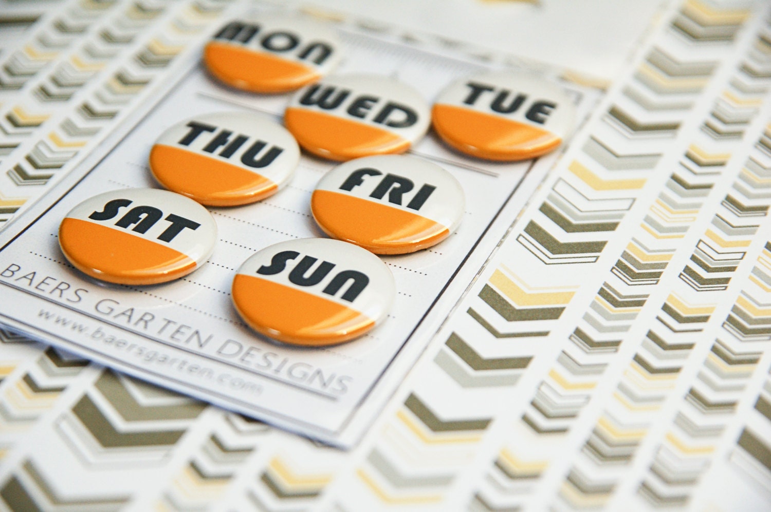 Badges / Adhesive Buttons Days of the Week Set 5 - Modern - Yellow - Gray - White