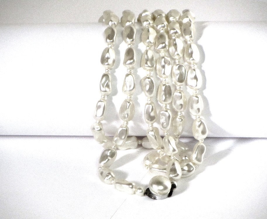 Vintage Flapper Necklace, White Layering Necklace, Flapper Necklace, Oblong Beads, Hong Kong
