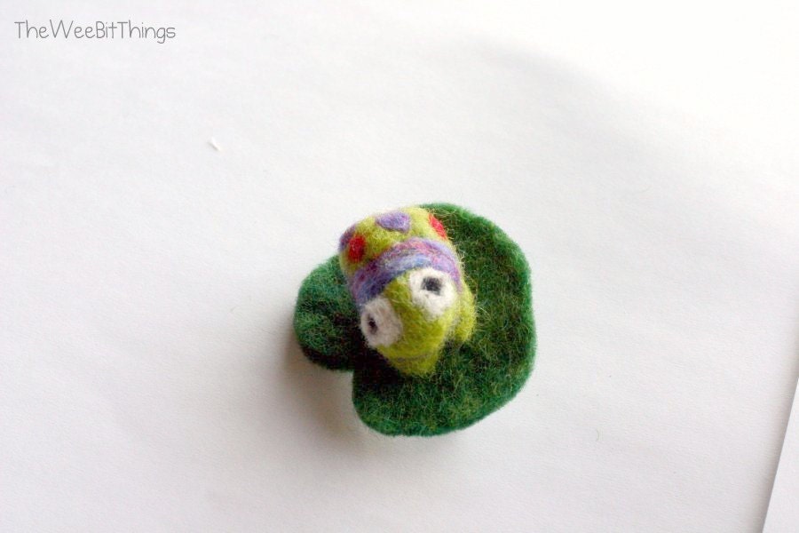 Handmade Felt Brooch, Frog Pin, Needle Felt ,Green, Cute