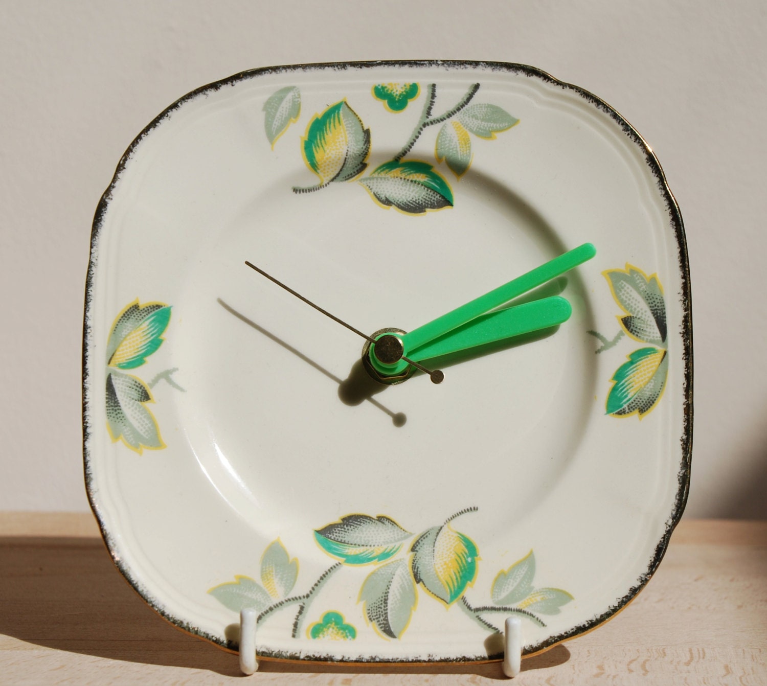 Green leaf 1950s vintage china wall/desk clock with bright green hands