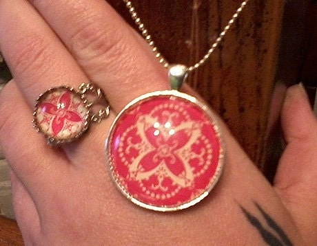 Red and cream patterned pendant and adjustable ring 2 piece set, in silver with matching mini-ball chain