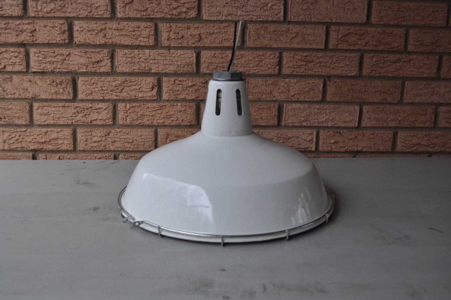 Antique White Porcelain Enamel Factory Light with Metal Cage