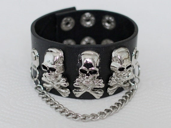 380 Handmade black leather bracelet,  inlaid metal skull punk & pirate style, decorated by a metal chain, suitable for street sports wear