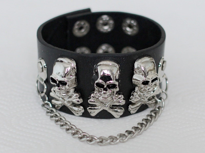 380 Handmade black leather bracelet,  inlaid metal skull punk & pirate style, decorated by a metal chain, suitable for street sports wear