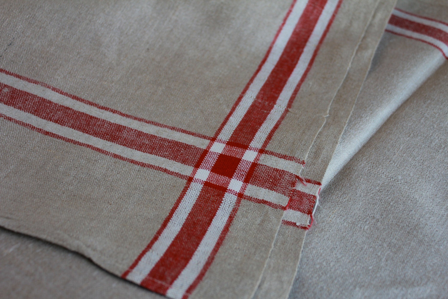 Beautiful vintage mangle cloth.  Tablecloth, runner, cushion or curtain mangle cloth.